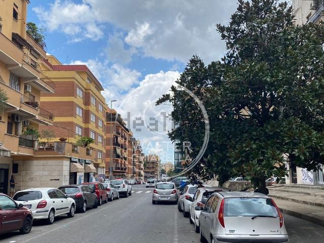 Locale in vendita di 247 m² in Via Delle Azalee