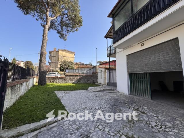 Locale in vendita di 248 m² in Via Vittorio Alpe