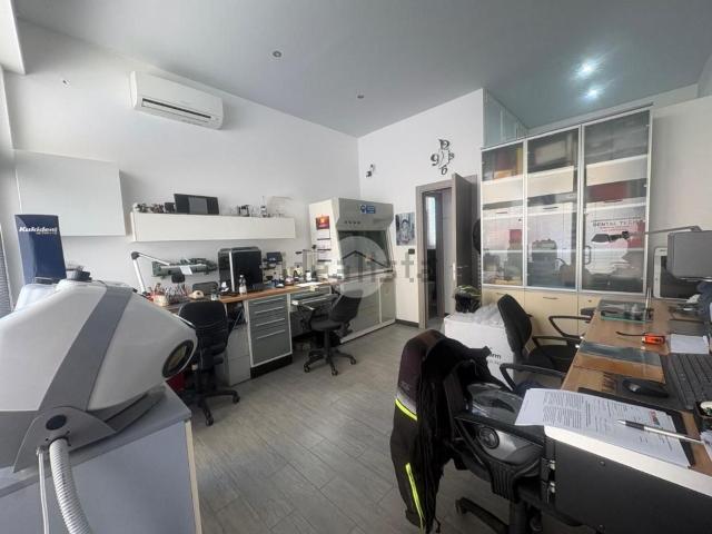 Locale in vendita di 24 m² in Via Apparizione, 23