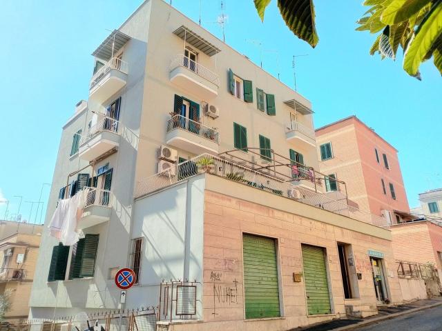 Locale in vendita di 24 m² in Via dei Licheni, 14