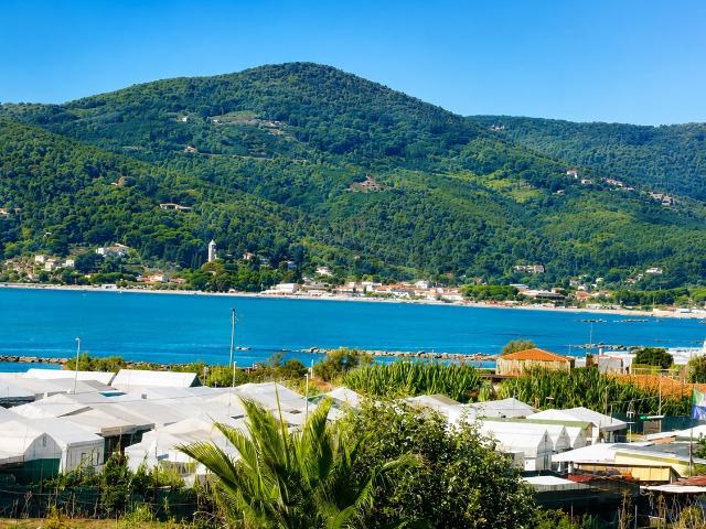 Locale in vendita di 2500 m² in Lungomare di Ponente