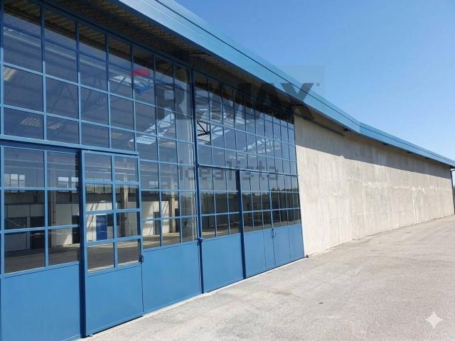 Locale in vendita di 2500 m² in Via Napoli, 204