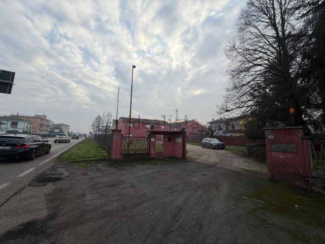 Locale in vendita di 2500 m² in Via Calcara, 42