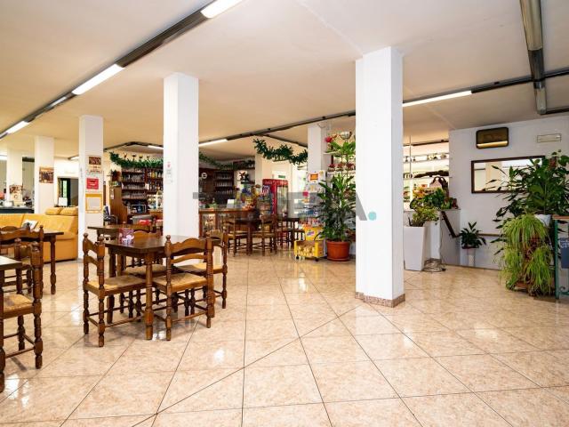 Locale in vendita di 2500 m² in Via Cantoniera, 18