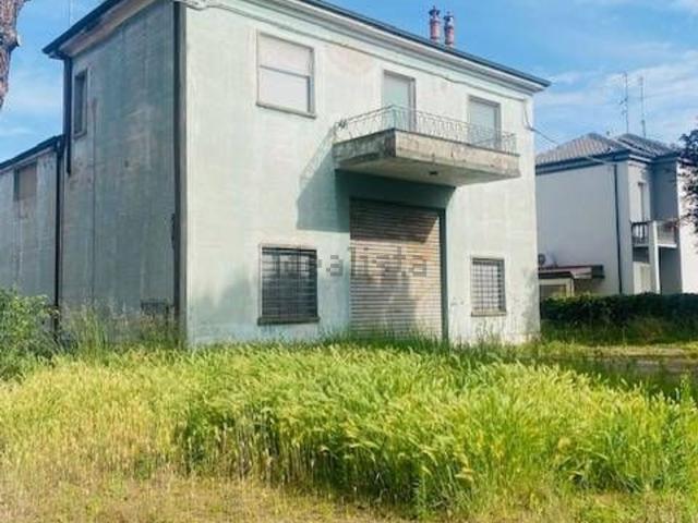 Locale in vendita di 2500 m² in Via Chiesa, 130