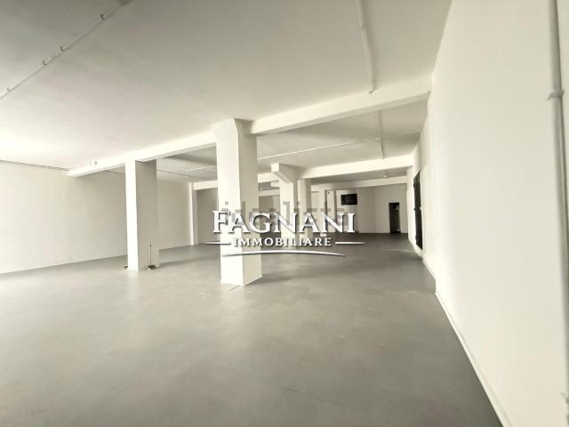 Locale in vendita di 250 m² in Via Collina dei Pini