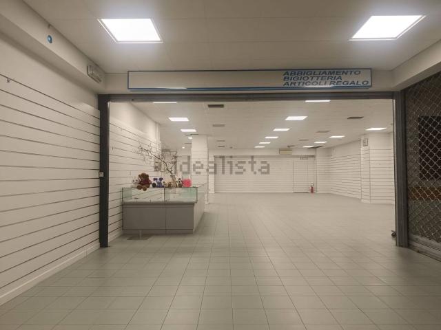 Locale in vendita di 250 m² in Via Cavassico Inferiore, 169