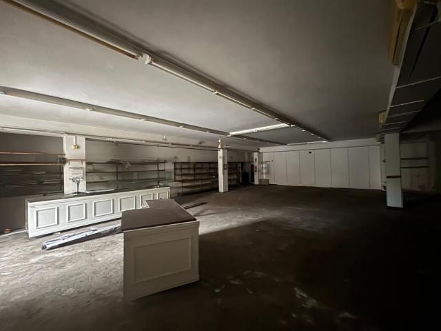 Locale in vendita di 250 m² in Via Acicastello, 85