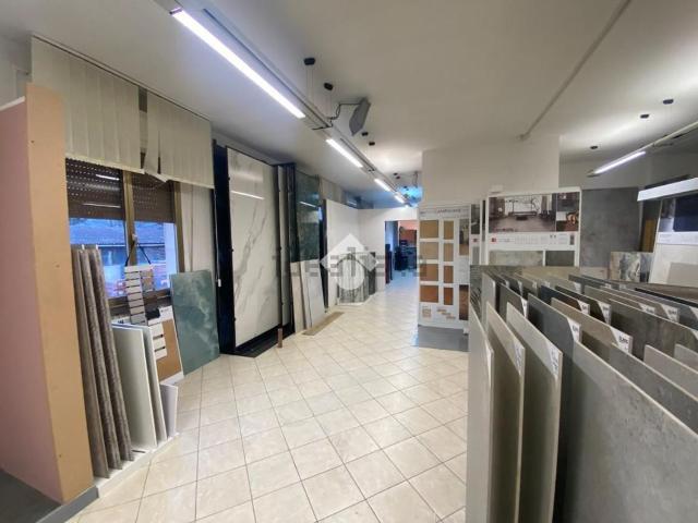 Locale in vendita di 250 m² in Via dei Ciliegi, 44