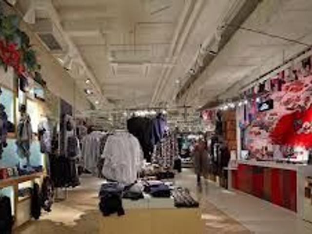 Locale in vendita di 250 m² in Via Enrico degli Scrovegni