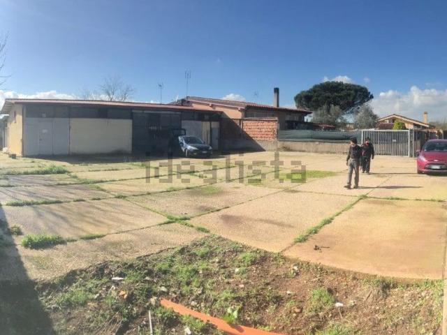 Locale in vendita di 250 m² in Via Edoardo Ruppel, 54