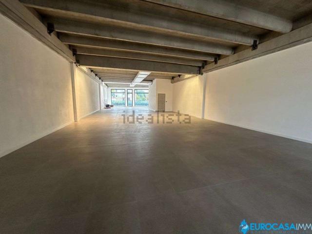 Locale in vendita di 250 m² in Via Limidi