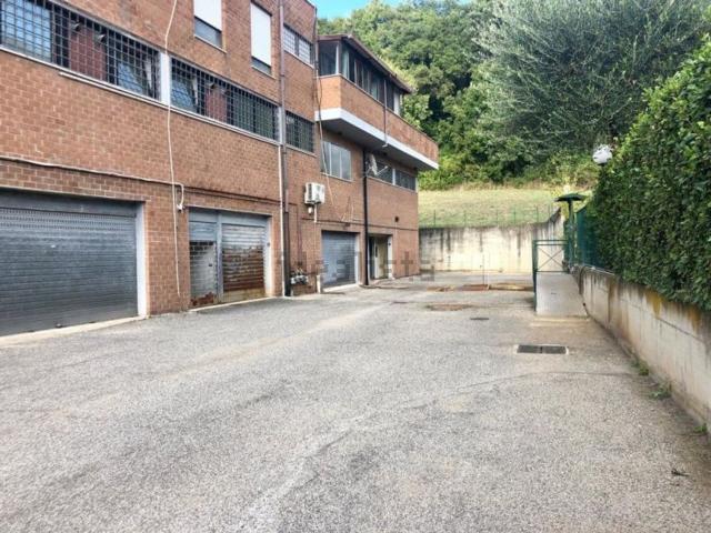 Locale in vendita di 250 m² in Via Mario Vinciguerra, 77