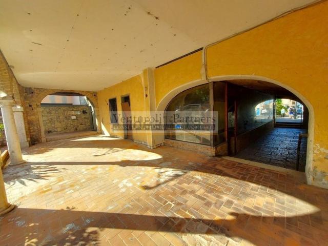 Locale in vendita di 250 m² in Via Roma