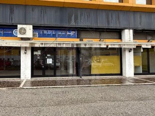 Locale in vendita di 250 m² in Via Venezia