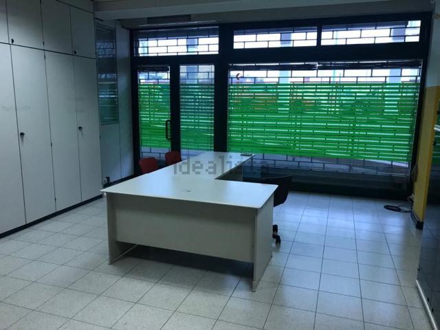 Locale in vendita di 250 m² in Via Vittorio Arici, 89
