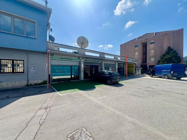 Locale in vendita di 251 m² in Viale Pietro Serafini, 71