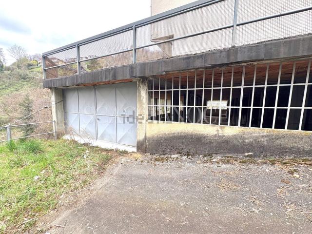 Locale in vendita di 252 m² in Strada per Pistolesa, 5