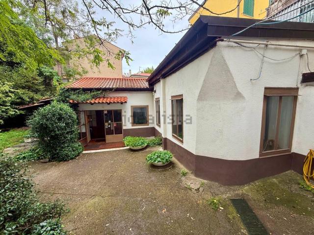 Locale in vendita di 253 m² in Via Domenico Rossetti