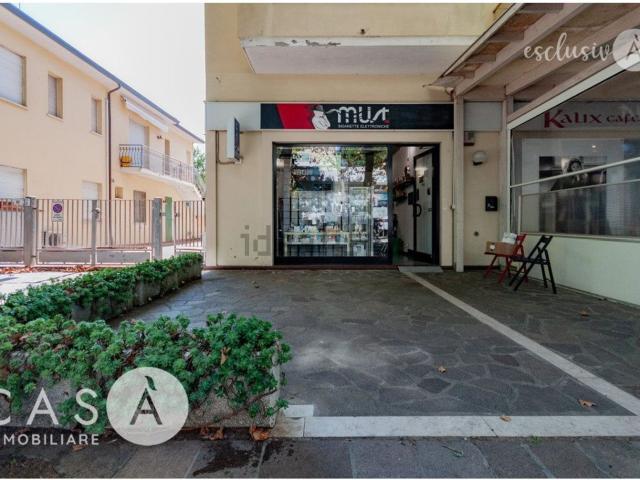 Locale in vendita di 255 m² in Viale Roma, 90