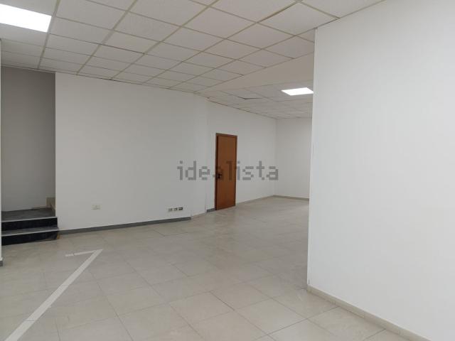 Locale in vendita di 255 m² in Via Basento