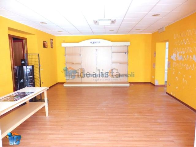 Locale in vendita di 255 m² in Via degli Alpini, 19