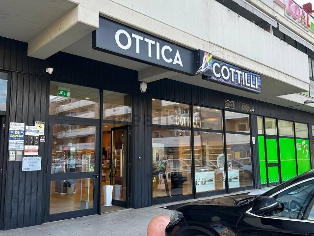 Locale in vendita di 255 m² in Largo degli Aranci, 11