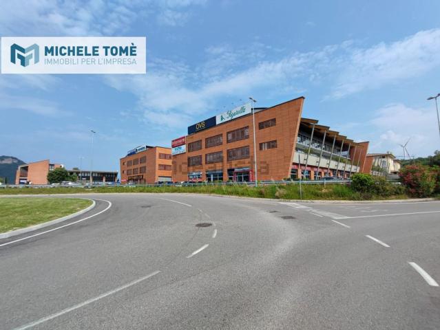 Locale in vendita di 256 m² in Via Crivellin