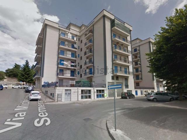 Locale in vendita di 257 m² in Via Giovanni Giolitti, 5