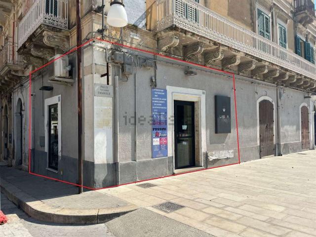 Locale in vendita di 25 m² in Piazza Vittorio Emanuele, 12
