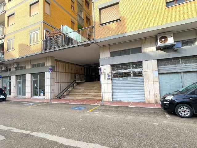 Locale in vendita di 25 m² in Via Ugo Foscolo, 40