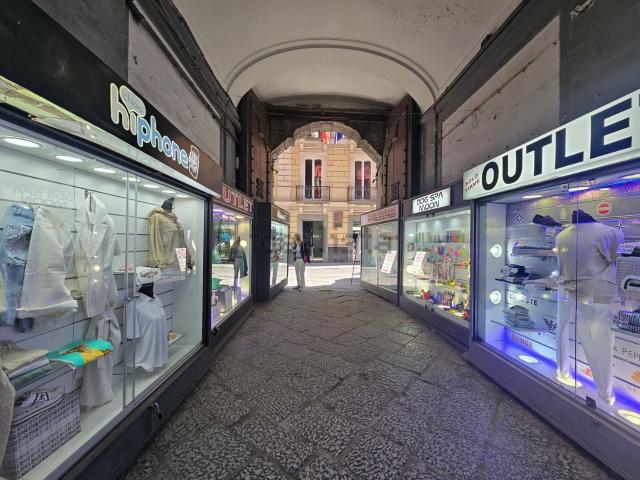Locale in vendita di 25 m² in Via Chiaia, 216