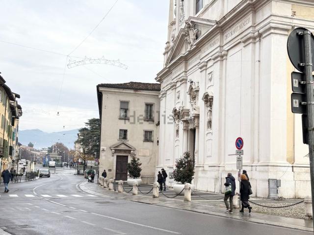 Locale in vendita di 25 m² in Via San Faustino, 35
