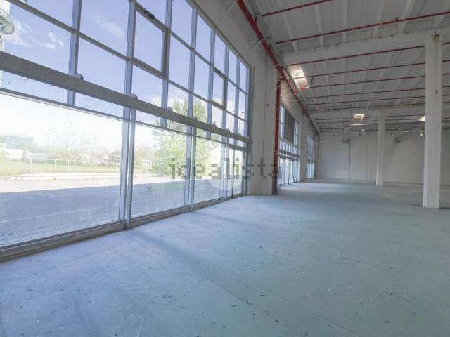 Locale in vendita di 2600 m² in Via Trieste, 1