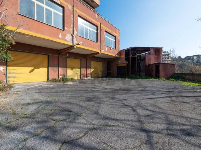 Locale in vendita di 260 m² in Via Giulio Roncacci, 1