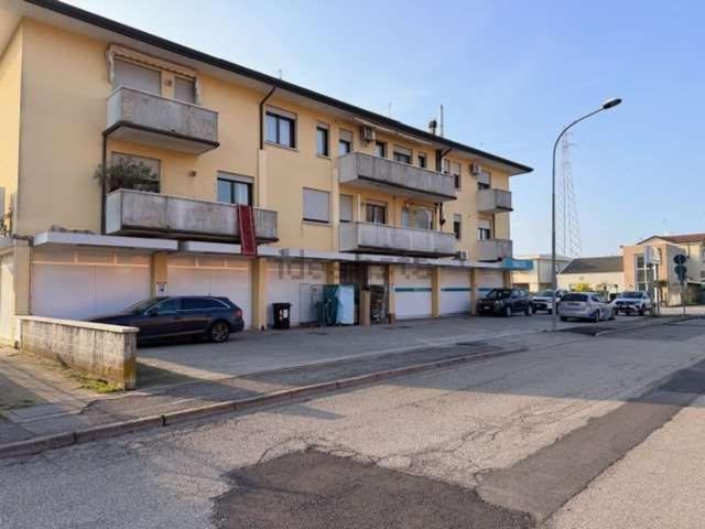 Locale in vendita di 260 m² in Via Giacomo Matteotti, 170