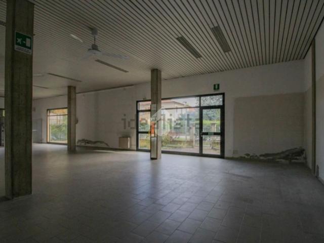 Locale in vendita di 260 m² in Via Dante Alighieri