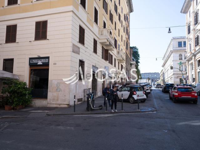 Locale in vendita di 260 m² in Via dei Serpenti, 166