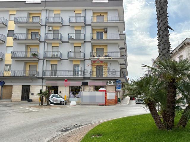 Locale in vendita di 260 m² in Via Turi