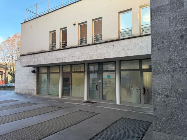 Locale in vendita di 261 m² in Via Evaristo Baschenis, 9
