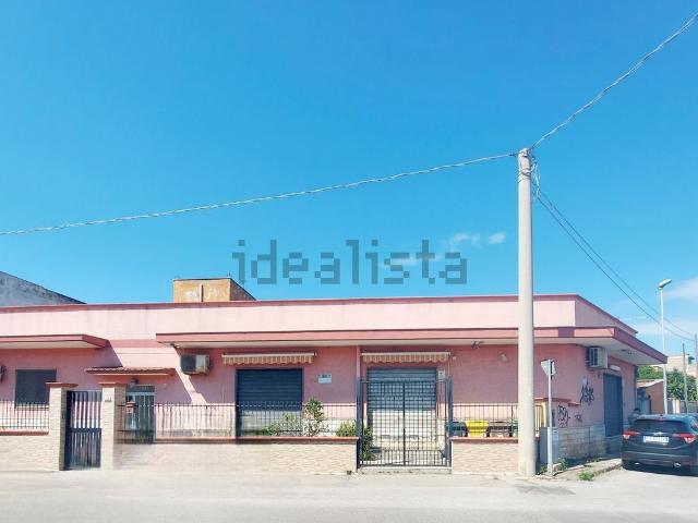 Locale in vendita di 261 m² in Via Sanguzza