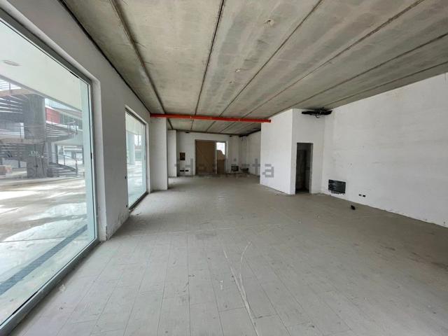 Locale in vendita di 262 m² in Via Repaci