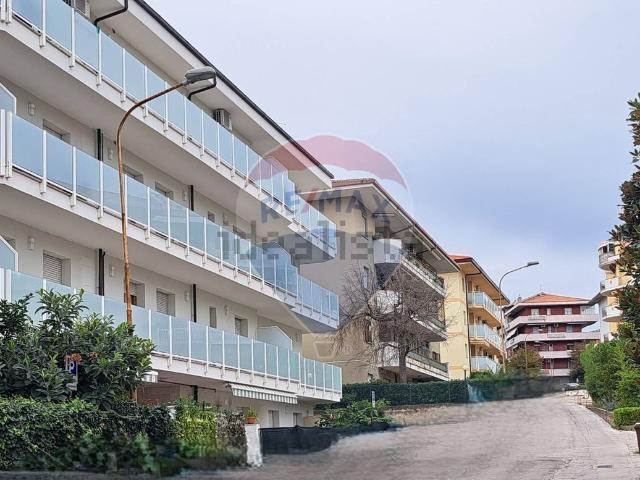 Locale in vendita di 265 m² in Via Martiri della Violenza, 14