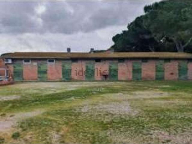 Locale in vendita di 266000 m² in Via Salara