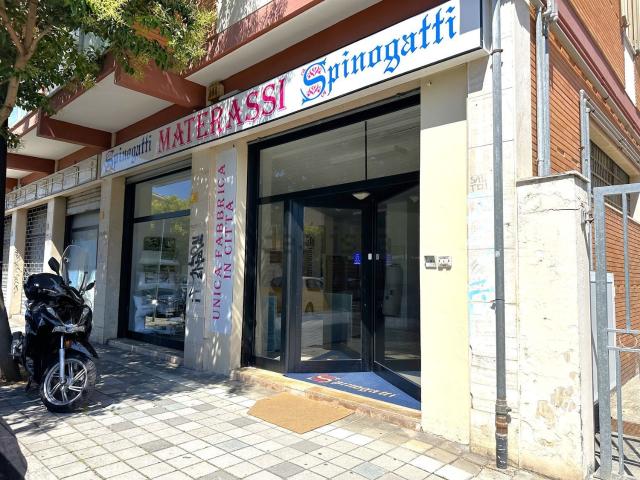 Locale in vendita di 267 m² in Via Alfonso di Vestea, 39