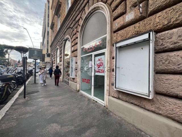 Locale in vendita di 26 m² in Via Appia Nuova, 57