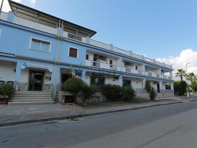 Locale in vendita di 2700 m² in Via del Mare, 2