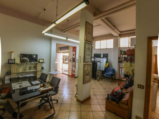 Locale in vendita di 270 m² in Via Avezzano
