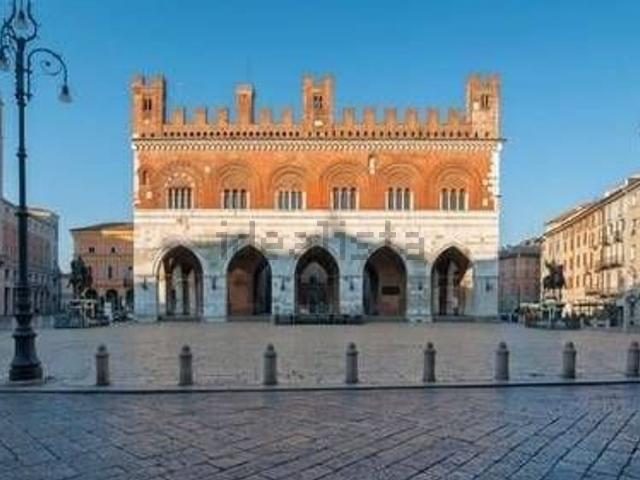 Locale in vendita di 270 m² in Via Giuseppe Verdi