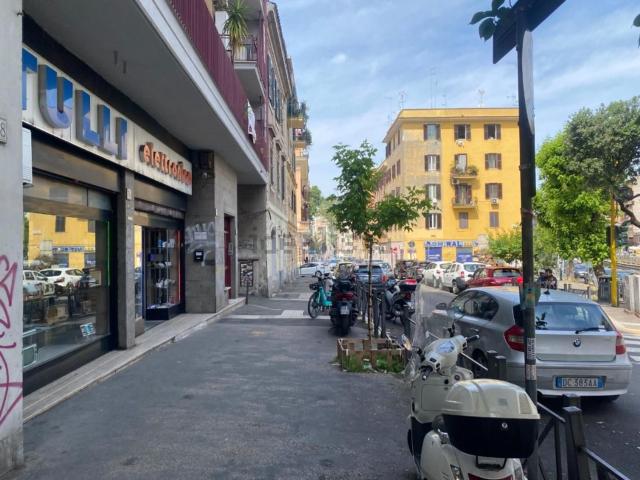 Locale in vendita di 270 m² in Via Francesco Baracca, 74